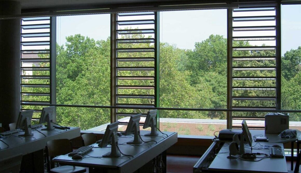 Klassenzimmer mit natürlicher Be- und Entlüftung mit FLW-Lamellenfenster von Fieger in der Friedrich-List-Schule in Karlsruhe