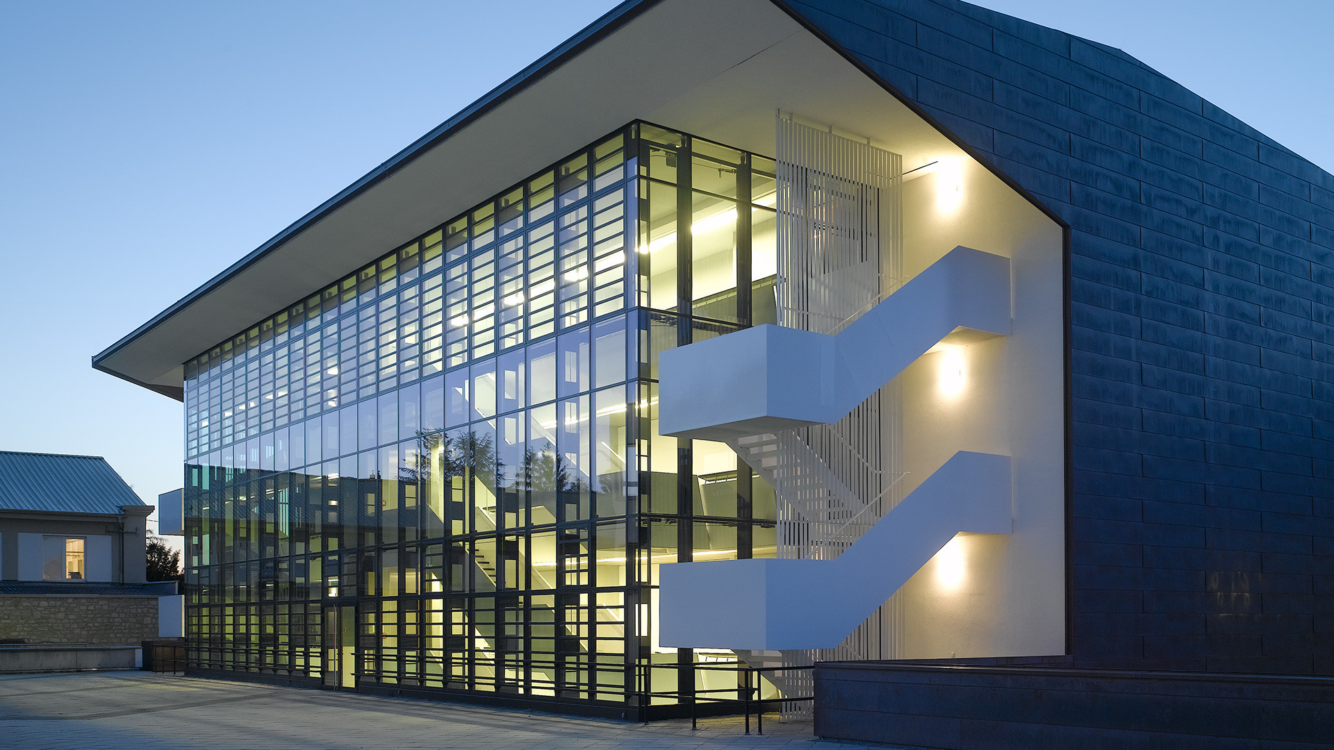 FLW Lamellenfenster Aussenansicht Gymnasium Wuerzburg