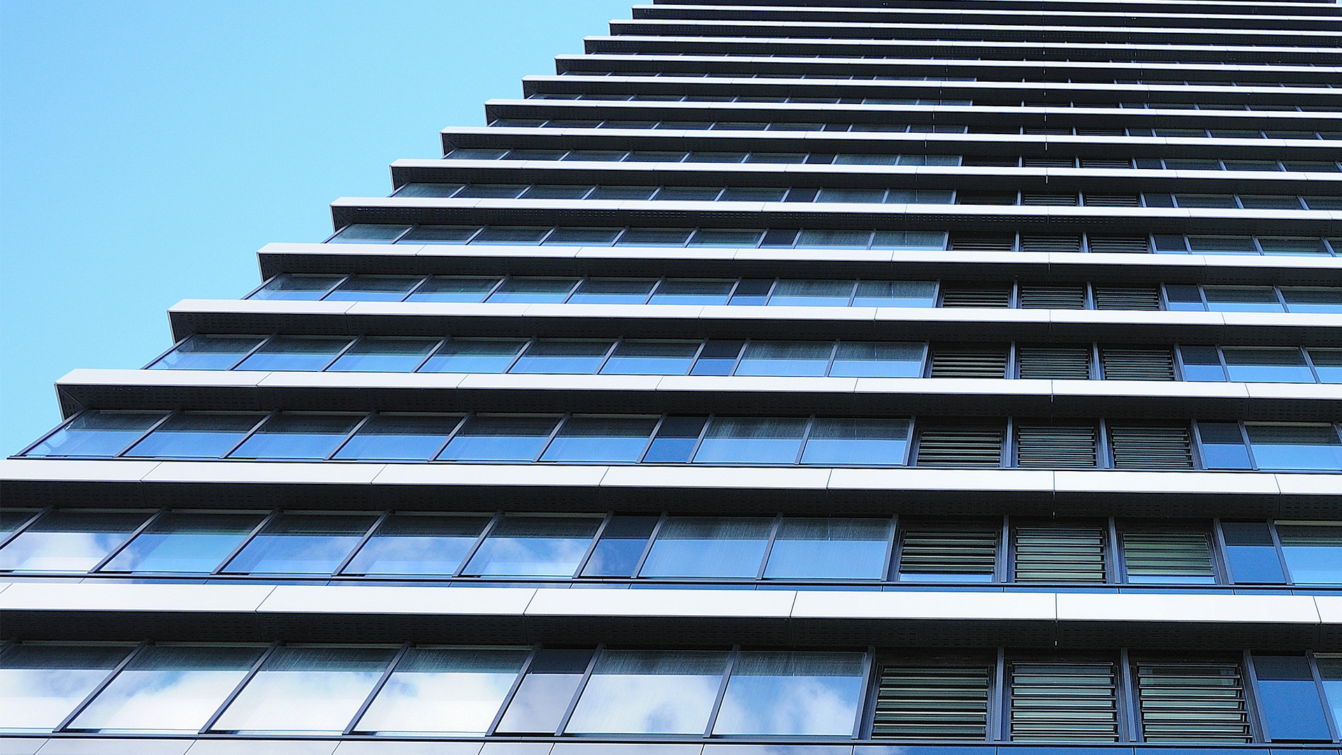 FIEGER Lamellenfenster mit SmoTec bieten als RWA Fenster im Mundsburg Tower Hamburg, Deutschland hervorragende Möglichkeiten zum natürlichen Rauch- und Wärmeabzug