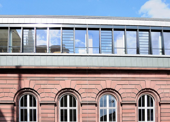 Energieeffizienz durch kontrollierte Lüftung und natürliche Klimatisierung in einem Klassenzimmer des Karl-Friedrich-Gymnasium Mannheim, Deutschland