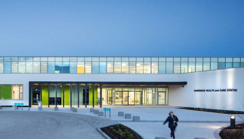 Das Banbridge Health and Care Centre in Nord Irland mit FLW 28 airtec Lamellenfenster von Fieger ist Gewinner des RIBA National Award 2016