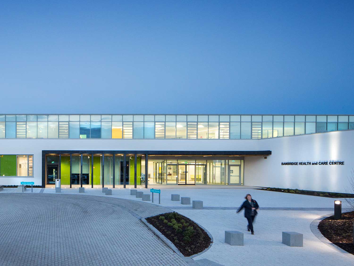 Das Banbridge Health and Care Centre in Nord Irland mit FLW 28 airtec Lamellenfenster von Fieger ist Gewinner des RIBA National Award 2016 