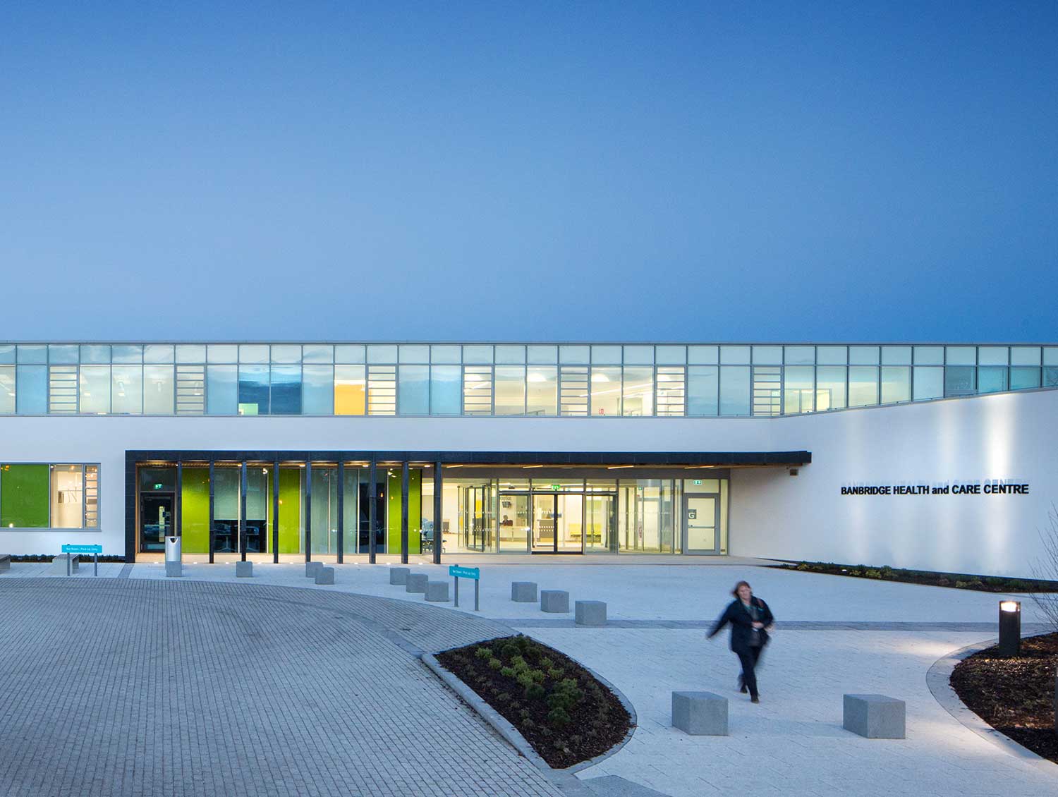 Das Banbridge Health and Care Centre in Nord Irland mit FLW 28 airtec Lamellenfenster von Fieger ist Gewinner des RIBA National Award 2016