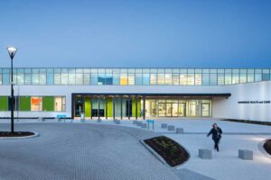 Das Banbridge Health and Care Centre in Nord Irland mit FLW 28 airtec Lamellenfenster von Fieger ist Gewinner des RIBA National Award 2016