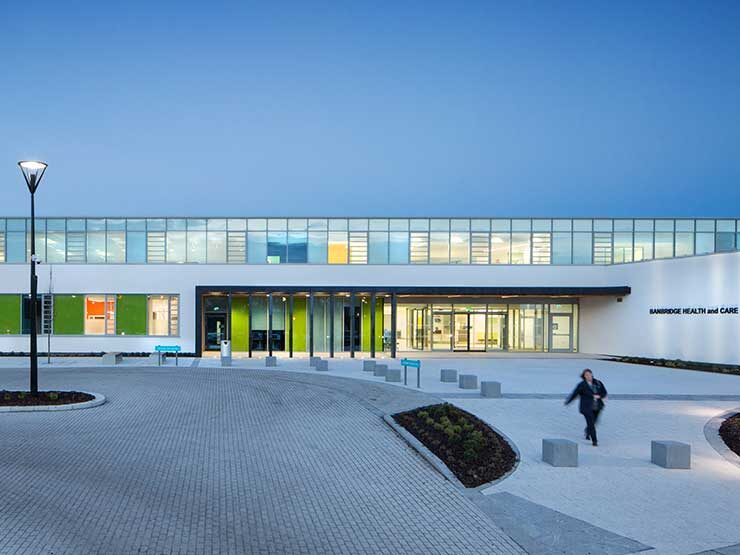 Das Banbridge Health and Care Centre in Nord Irland mit FLW 28 airtec Lamellenfenster von Fieger ist Gewinner des RIBA National Award 2016