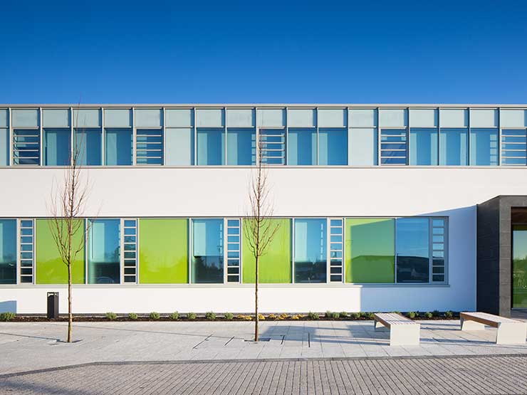 Das Banbridge Health and Care Centre in Nord Irland mit FLW 28 airtec Lamellenfenster von Fieger ist Gewinner des RIBA National Award 2016