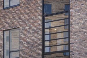 Aussenansicht der flächenbündige, öffenbaren Glasfassaden in Buchwalds Bro Horsen, Danmark