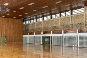 Be- und Entlüftung an schwer erreichbaren Stellen mit Fieger Lamellenfenster - Sporthalle 