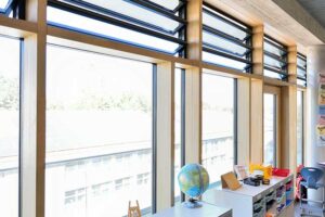Wie hier in der Grundschule Puchheim, Deutschland, kontrollierte Be- und Entlüftung können FIEGER Lamellenfenster eine Klimaanlage nahezu komplett ersetzen