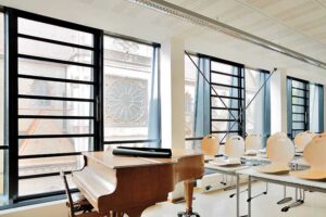 Energieeffizienz durch kontrollierte Lüftung und natürliche Klimatisierung in einem Klassenzimmer des Karl-Friedrich-Gymnasium Mannheim, Deutschland