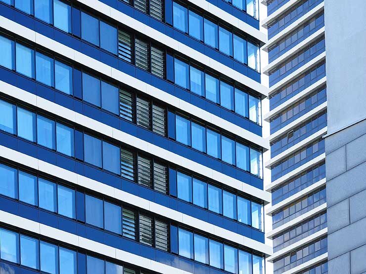 FIEGER Lamellenfenster mit SmoTec bieten als RWA Fenster im Mundsburg Tower Hamburg, Deutschland hervorragende Möglichkeiten zum natürlichen Rauch- und Wärmeabzug