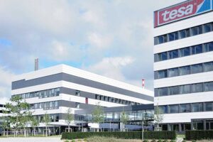 Bei TESA Hamburg, Deutschland steigern FIEGER Lamellenfenster durch den AirTec-Effekt die Energieeffizienz im Gebäude